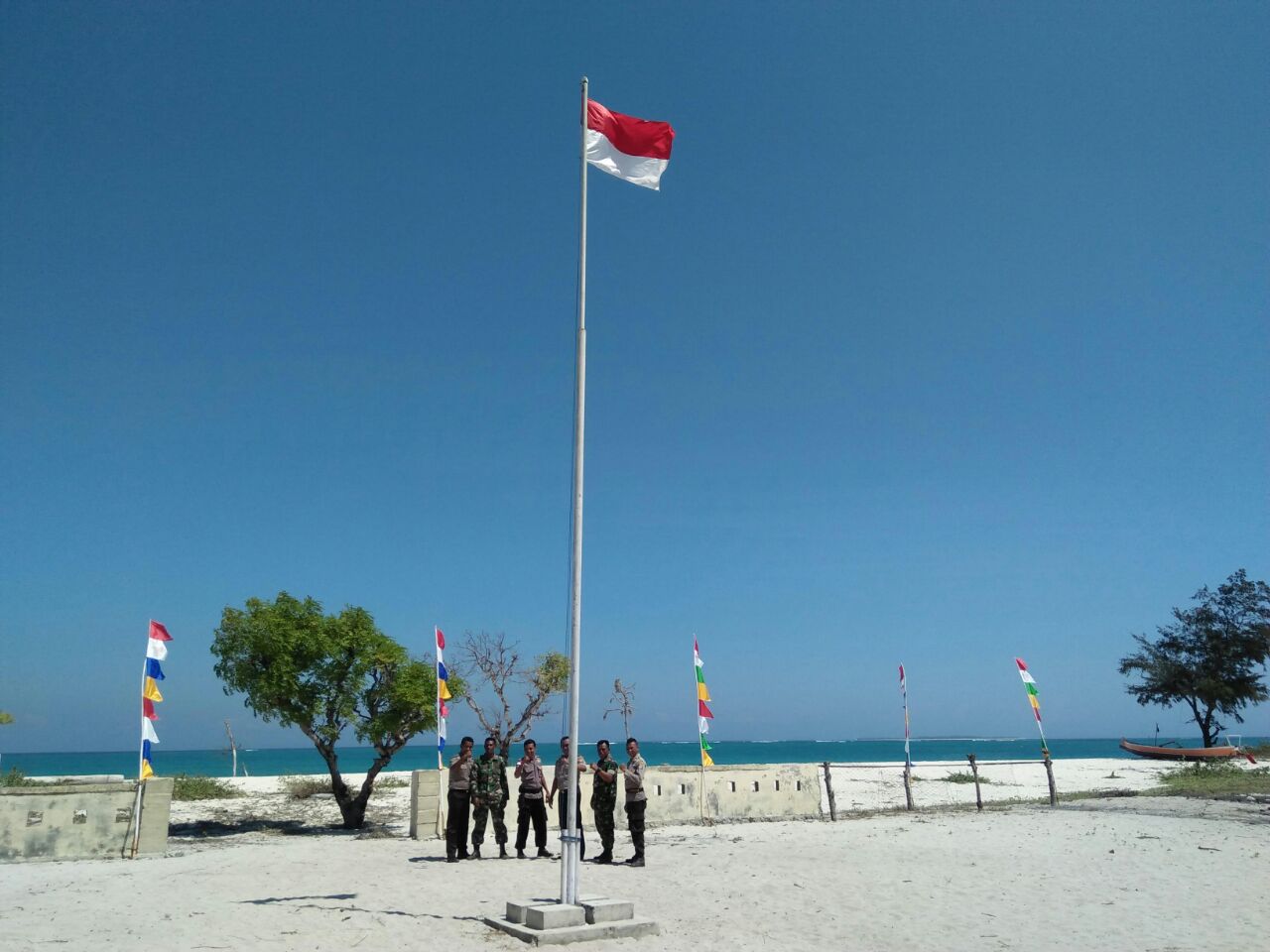 Bendera Merah Putih dikibarkan di ujung selatan Sumba Timur