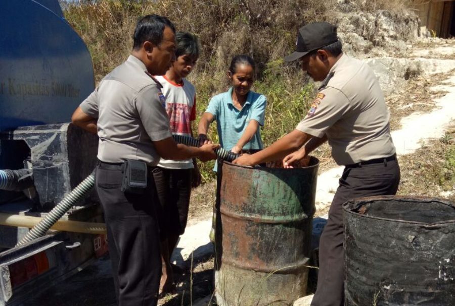 Polisi Peduli Kekeringan, Satbinmas Polres Sumba Timur salurkan air bersih di desa Makamengit