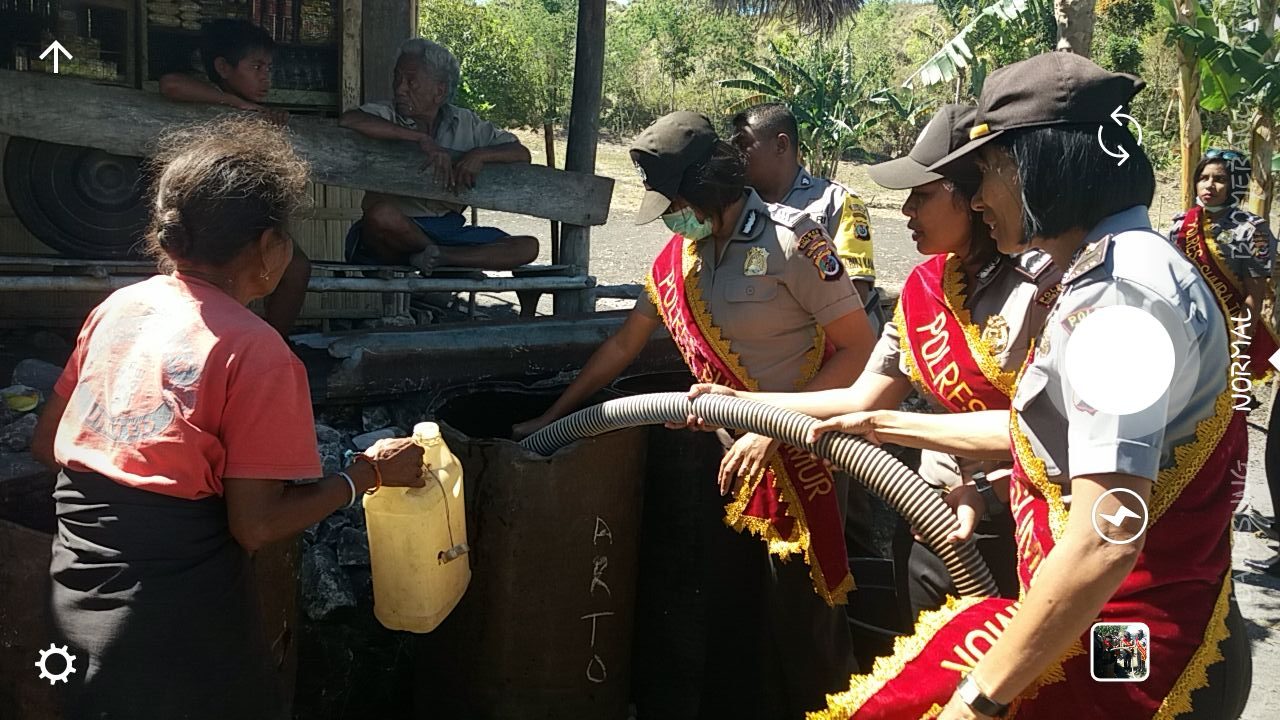 Wujud kepedulian kepada masyarakat, Polwan Polres Sumba Timur distribusikan air bersih ke warga Desa Pambotanjara