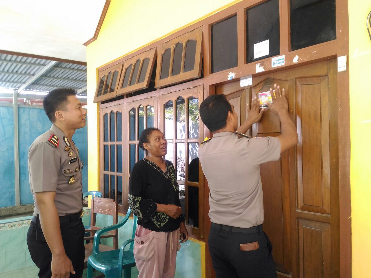 Door to door system, Polsek Waingapu Kota sambangi rumah masyarakat sampaikan pesan kamtibmas