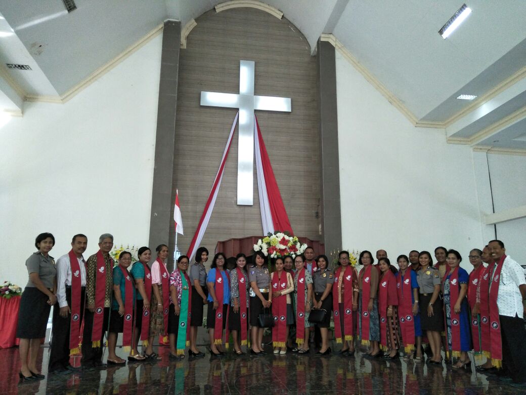 ditengah kesibukan sebagai anggota Polri, Polwan Polres Sumba Timur sisihkan waktu untuk melayani di Gereja GKS Payeti