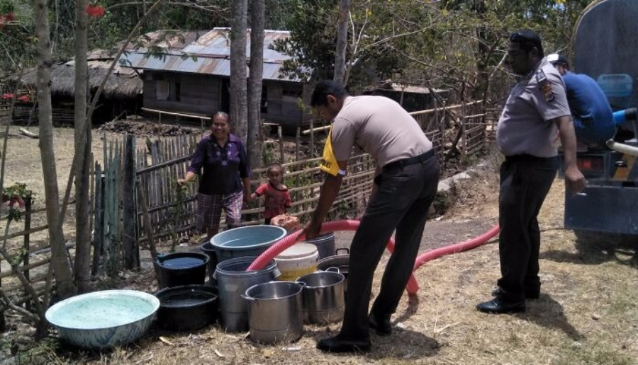 Pasokan air bersih berkurang di musim kemarau, Kapolsub Sektor Nggoa dan desa Praikarang pasok 5000 liter air bersih ke desa Tanatuku