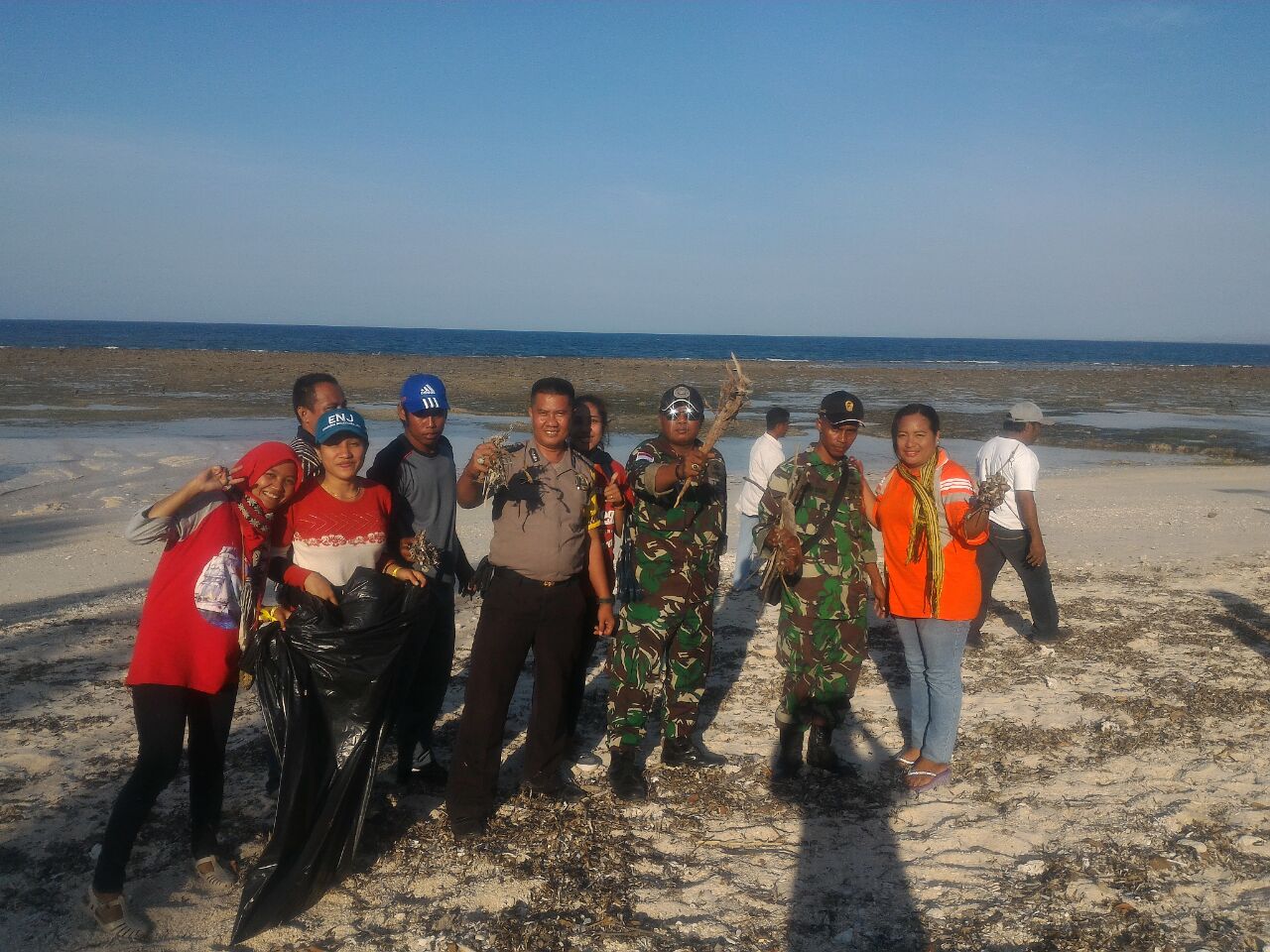 Bersama masyarakat dan Babinsa, Bhabinkamtibmas Desa Kuta kampayekan kawasan pantai bebas sampah