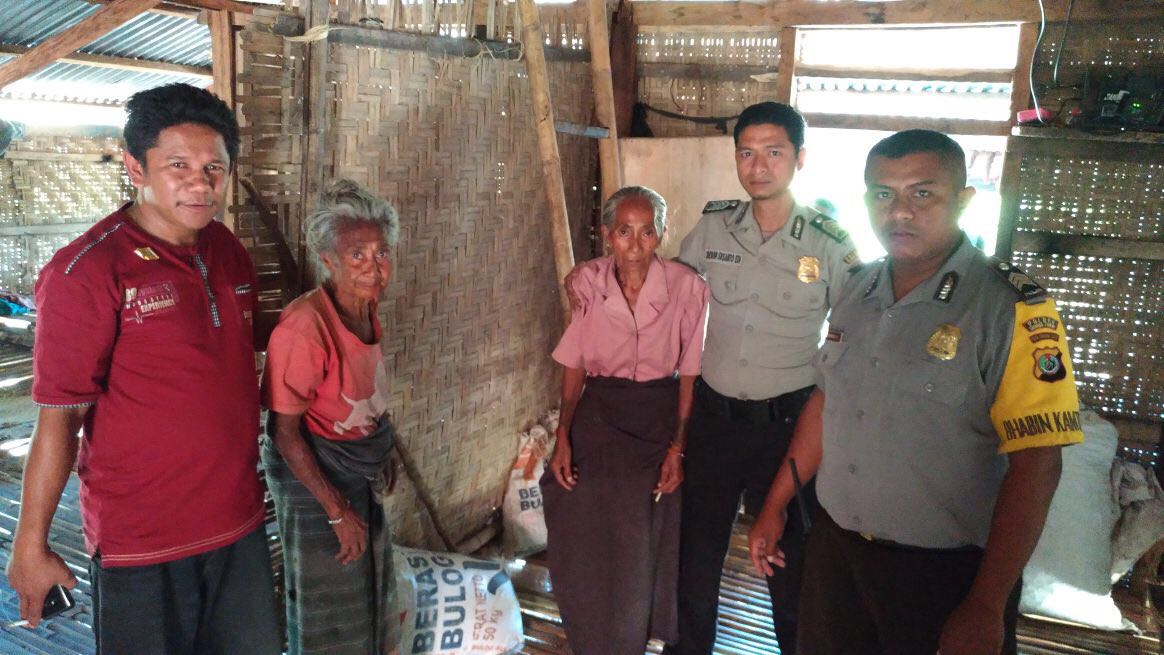 Kanit Binmas Polsek Waingapu Kota dan Bhabinkamtibmas Pambotanjara turun lapangan cek pemberitaan tentang kelaparan di desa Pambotanjara