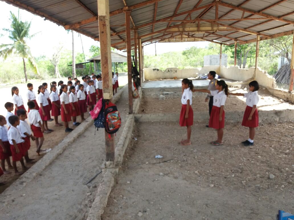 Disiplinkan siswa sejak dini,  Bhabinkamtibmas desa Napu latih baris - berbaris