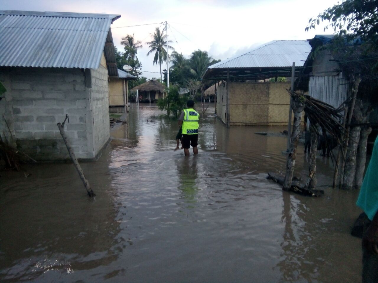 Lagi Banjir Rendam Rumah Warga, Kapolsek Umalulu Turun Langsung Ke Lokasi Banjir