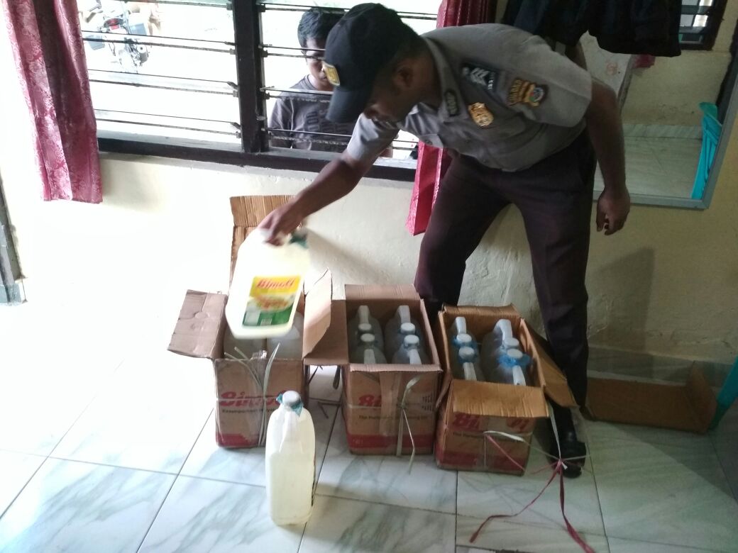 Perketat Penjagaan Di Wilayah Dermaga, Pos KP3 Laut Waingapu Amankan Puluhan Liter Miras