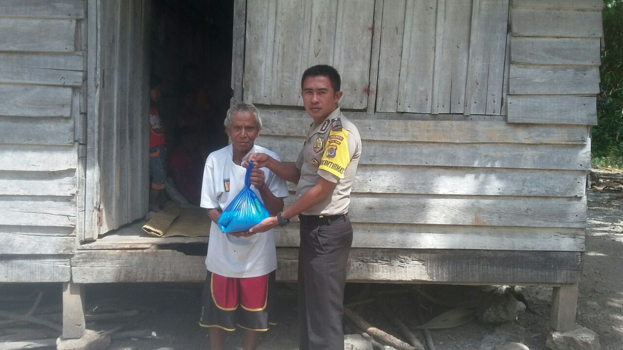 Di Desa Binaan, Brigpol Suryanto Beri Bantuan Sembako