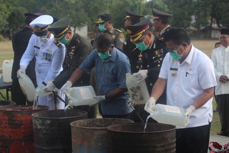 Ribuan Liter Miras Lokal Hasil Operasi Dimusnahkan Saat Peringatan Hari Bhayangkara Ke 72 Di Polres Sumba Timur