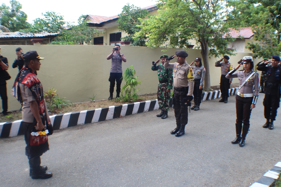 Tiba di Mako Polres Sumba Timur, Wakapolda NTT Disambut Tarian Manunggal TNI Polri