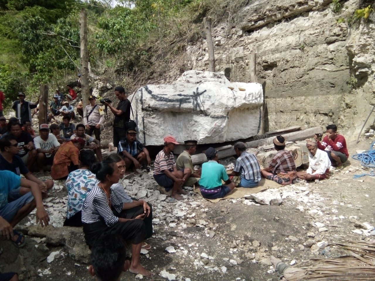 Brigpol Alexander Mandala Kawal Tradisi Budaya Megalitik 'Tarik Batu Kubur' Masyarakat Desa Watupuda