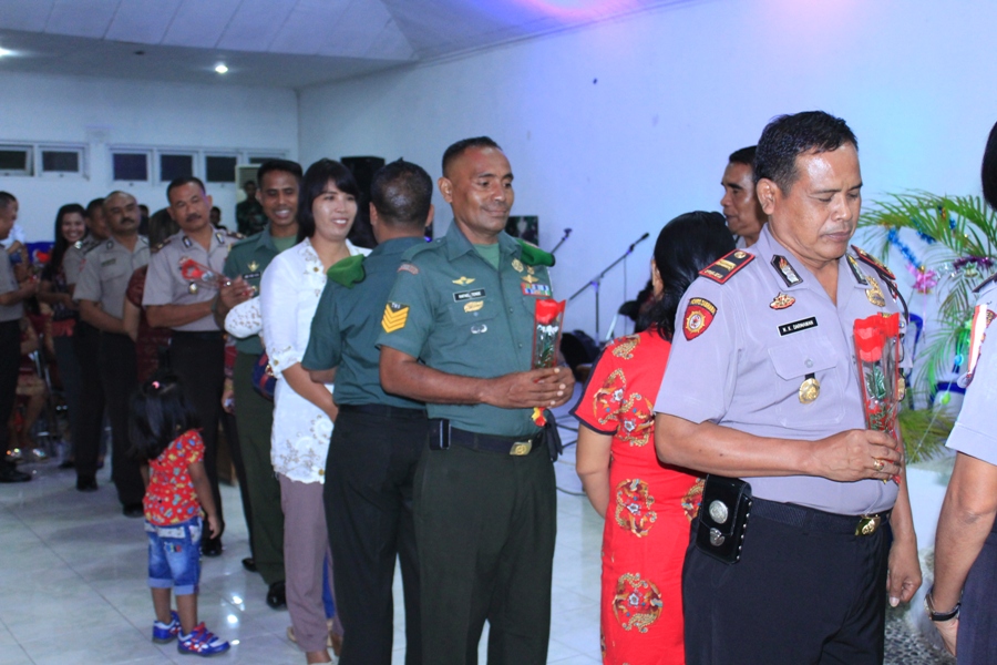 Lewat Bunga, TNI Polri Sampaikan Wujud Cinta Kasih Kepada Masyarakat