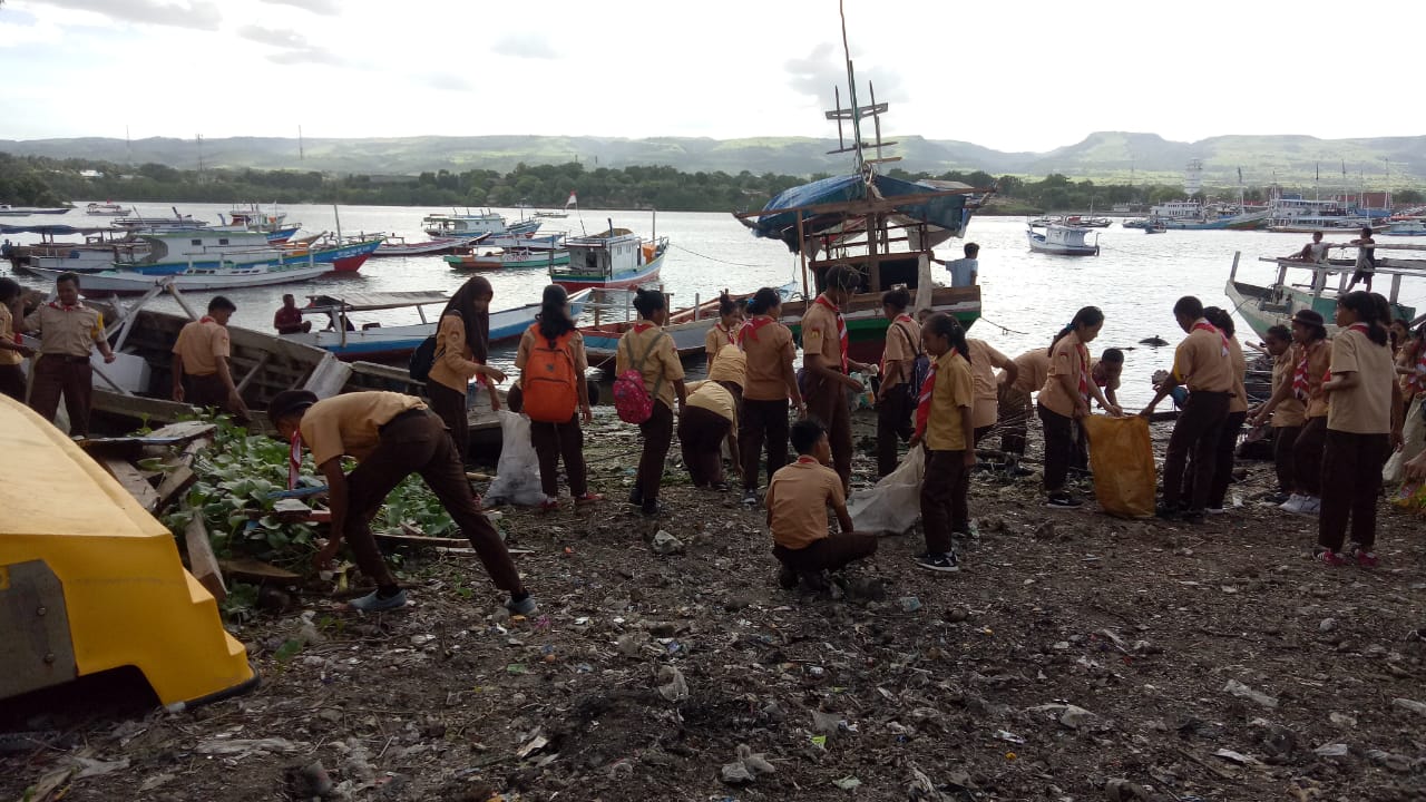 Bersama Kelurahan Hambala, Saka Bhayangkara Bersihkan Sampah di Pantai Hambala, dan Pelabuhan Rakyat Waingapu