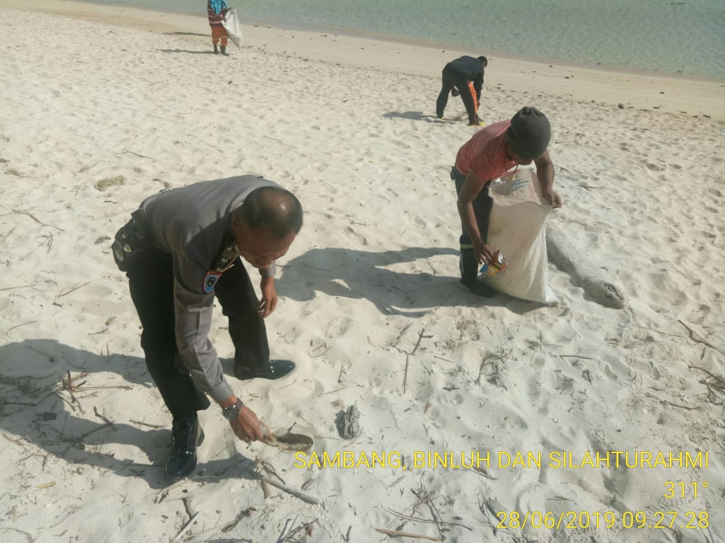 Pantai dan Taman di Bersihakan Menyambut Hari Bhayangkara Ke 73