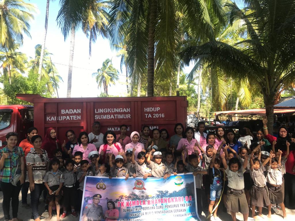 Aksi Murid TK Bhayangkari Sumba Timur Bersihkan Pantai Walakiri