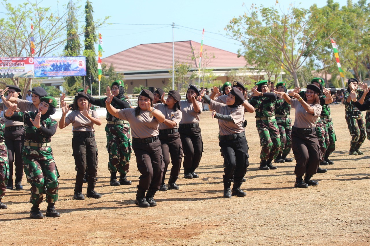 Bhayangkari Ikut Meriahkan Perayaan HUT TNI Ke 74 di Sumba Timur
