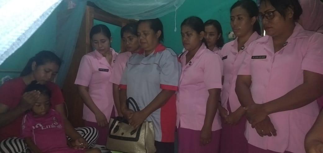 Yayasan Kemala Bhayangkari Sumba Timur Kunjungi Ivanna Anak Penderita Ginjal dan Benjolan di Perut