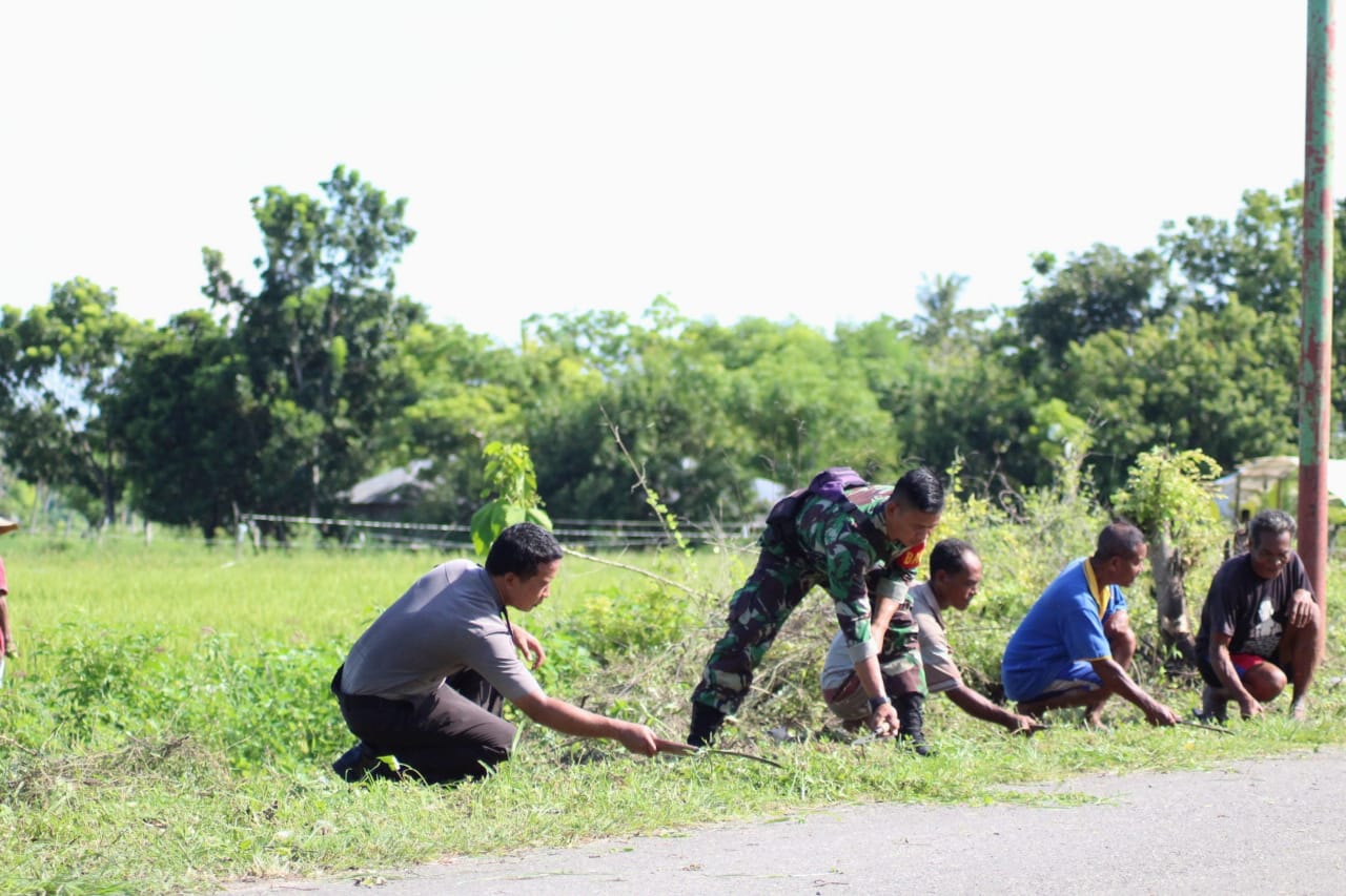 Polsek Umalulu dan Koramil Serta Masyarakat Bersih - bersih Lingkungan Untuk Cegah DBD